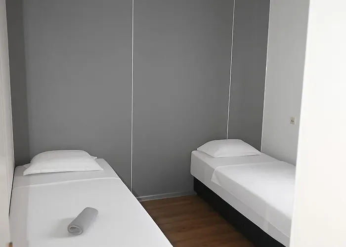 M Auberge de jeunesse *